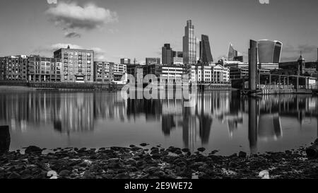 Eine monochrome Spiegelansicht der Stadt London von der anderen Seite der themse. Stockfoto