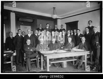 NAT. BERATENDE KOMM. FÜR DIE LUFTFAHRT. MEETING VON EXEC. AUSSCHUSS MIT DEN FLUGZEUGHERSTELLERN ASSN., IM MUNSEY GEBÄUDE. SITZEND - DR. SW. STRATTON; DR. JOS. S. AMES; ADMIRAL D.W. TAYLOR Stockfoto