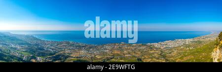 Kyrenia/Girne von der Burg St. Hilarion in Zypern aus gesehen Stockfoto