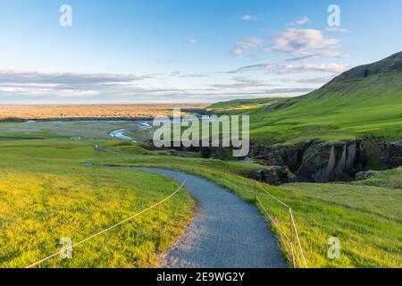 Die schöne Landschaft vom Wanderweg in der Fjädrargljufur Schlucht In Südisland an einem sonnigen Sommerabend Stockfoto