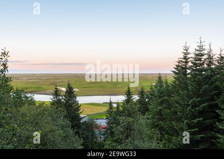 Blick über die Landschaft rund um Kirkjubaejarklaustur im Süden Islands Ein sonniger Sommerabend Stockfoto