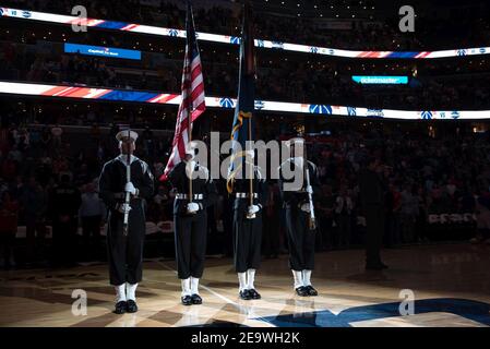 Nationalhymne bei Wizards NBA Game (33473636560). Stockfoto