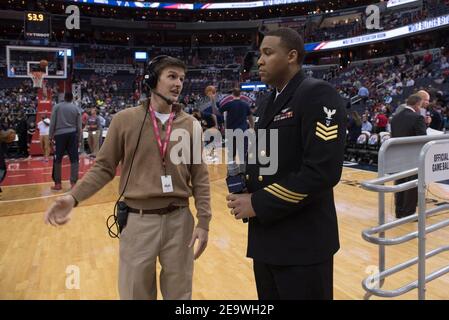 Nationalhymne bei Wizards NBA Game (33701836032). Stockfoto