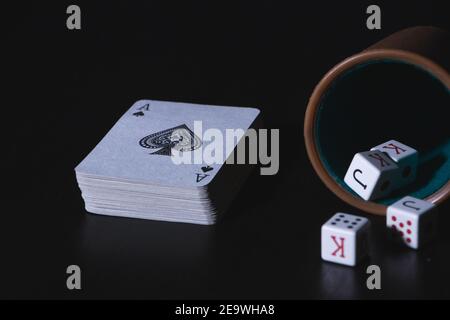 Kartenspiel und eine Pokerkasse mit isolierten Würfel Schwarzer Hintergrund Stockfoto