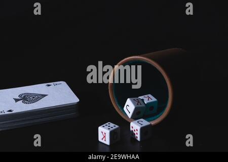 Kartenspiel und eine Pokerkasse mit isolierten Würfel Schwarzer Hintergrund Stockfoto