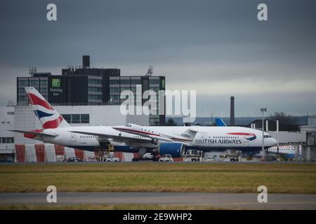 Glasgow, Schottland, Großbritannien. Februar 2021, 6th. Im Bild: Ein spezieller Frachtflug: Eine British Airways Boeing 777-236ER (reg G-YMMS), die gestern Abend mit PSA aus Bangkok Flt Nr. BA3580 nach Glasgow kam und nun vor dem Abflug nach London Heathrow wieder mit mehr Fracht verladen wird. Ein seltener Anblick am Flughafen Glasgow, vor allem aber während der Pandemie des Coronavirus (COVID19), bei der die Passagierzahlen dramatisch gesunken sind und eine Reihe von Fluggesellschaften entweder pleite gegangen sind oder eine kurze Pause machen, um Geld zu sparen. Quelle: Colin Fisher/Alamy Live News Stockfoto