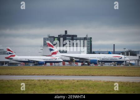 Glasgow, Schottland, Großbritannien. Februar 2021, 6th. Im Bild: Ein spezieller Frachtflug: Eine British Airways Boeing 777-236ER (reg G-YMMS), die gestern Abend mit PSA aus Bangkok Flt Nr. BA3580 nach Glasgow kam und nun vor dem Abflug nach London Heathrow wieder mit mehr Fracht verladen wird. Ein seltener Anblick am Flughafen Glasgow, vor allem aber während der Pandemie des Coronavirus (COVID19), bei der die Passagierzahlen dramatisch gesunken sind und eine Reihe von Fluggesellschaften entweder pleite gegangen sind oder eine kurze Pause machen, um Geld zu sparen. Quelle: Colin Fisher/Alamy Live News Stockfoto