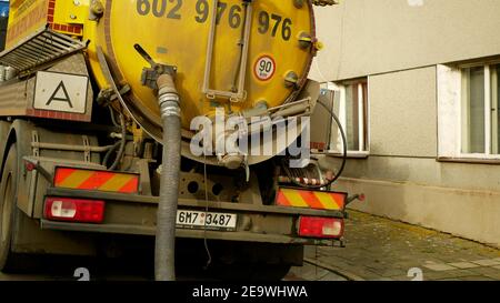 Septischen tank Pumpen in Tank-LKW durch den Ansaugschlauch unter hohem Druck. Ölwanne enthält Verschmutzung Schlämme Abwasser Abwasser und Fäkalien schwarz Stockfoto