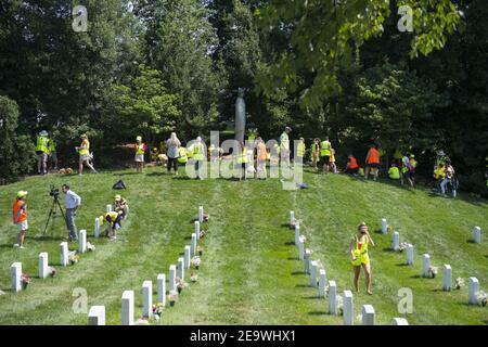 Die jährliche Erneuerung und Erinnerung der National Association of Landscape Professionals 21th auf dem Nationalfriedhof von Arlington (35617035990). Stockfoto