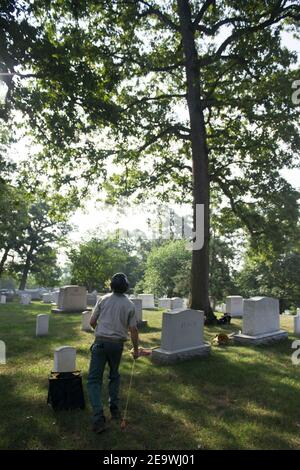 Die jährliche Erneuerung und Erinnerung der National Association of Landscape Professionals 21th auf dem Nationalfriedhof von Arlington (35989904805). Stockfoto