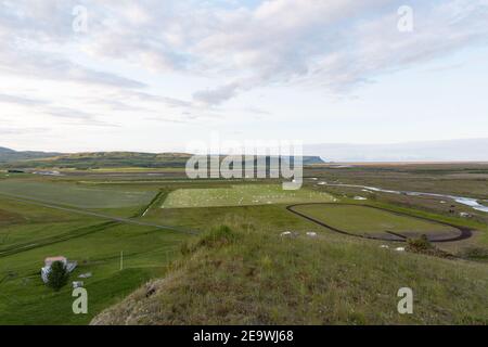 Blick über die landwirtschaftliche Landschaft rund um die Stadt Kirkjubaejarklaustur In Südisland Stockfoto