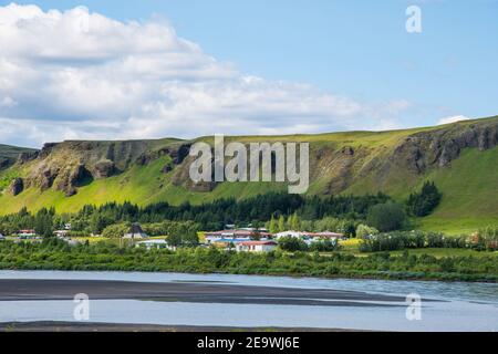 Dorf Kirkjubaejarklaustur in Süd-Island an einem sonnigen Sommer Tag Stockfoto