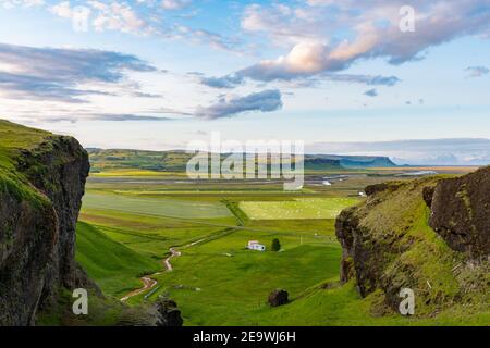 Blick über die landwirtschaftliche Landschaft rund um die Stadt Kirkjubaejarklaustur In Südisland Stockfoto