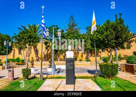 Statue einer griechischen Familie und Loukas Louka in Vor dem Kloster Agia Napa auf Zypern Stockfoto