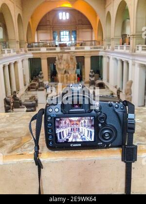 Ägypten, Ende des Fotoverbots im Ägyptischen Museum Kairo. Bild des Museumsatriums und einer Kamera, die dasselbe Atrium zeigt. Stockfoto