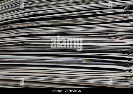 Stapel Zeitungen Stockfoto
