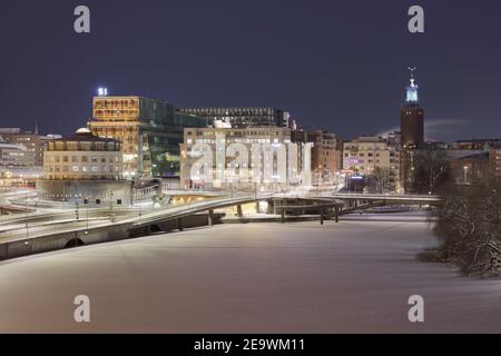 Verschneiten Winter Stockholm, Schweden, von Barnhusbron Brücke, in der Nacht Stockfoto