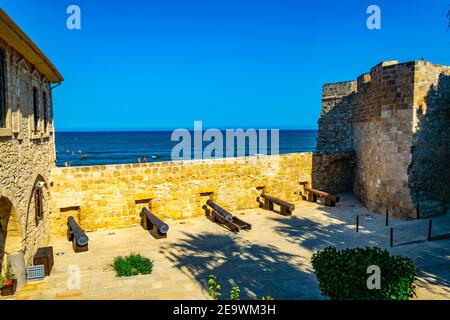 Innenhof der Larnaka Burg auf zypern Stockfoto