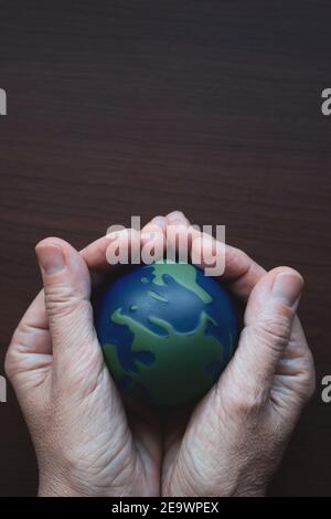 Tag Der Erde. Männliche Hand hält Erde in den Händen. Der Mensch rettet den Planeten Erde. Es gibt kein Planet-b-Konzept. Earth Day Konzept. Ich schütze die Welt Stockfoto