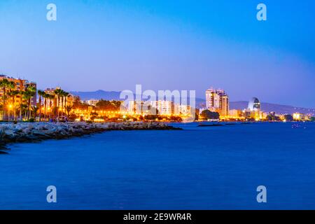 Sonnenuntergang Ansicht der Stadtansicht von Limassol auf Zypern Stockfoto