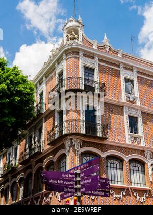 Historischer Palast mit typischen roten Ziegelsteinen im historischen Zentrum von Puebla, Mexiko Stockfoto