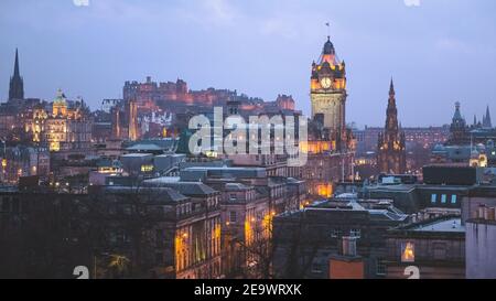 Klassische Stadtansicht der Altstadt von Edinburgh, Princes Street, Balmoral Clock Tower und Edinburgh Castle von Calton Hill in der Abenddämmerung im Kopf Stockfoto