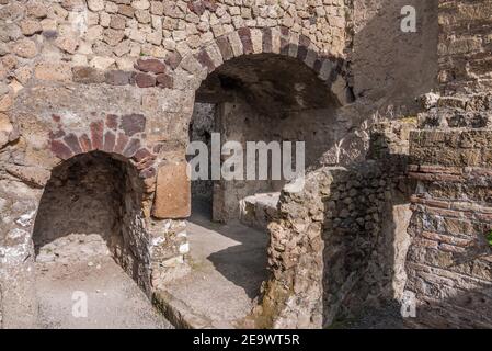 Herculaneum Ruinen, alte römische Fischerstadt begraben durch den Ausbruch des Vesuv in AD 79, begraben unter vulkanischer Asche & erhalten fast intakt. Stockfoto