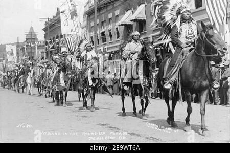 Ureinwohner in der Round-Up Street Parade in der Innenstadt von Pendleton, Oregon, 1912 (AL+CA 1881). Stockfoto