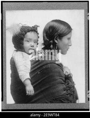 Native American Woman from Plains Region, halblanges Porträt, nach rechts, mit Baby auf dem Rücken) - Beach, N.Y Stockfoto