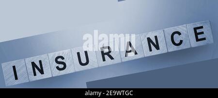 VERSICHERUNGSHINWEIS auf einem Holztisch auf Würfelblöcken auf himmelblauem Hintergrund. Gesundheit, Auto, Immobilienversicherung Geschäftskonzept. Stockfoto
