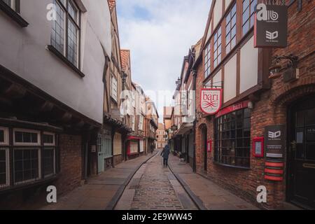 York, England - Februar 25 2018: Die Shambles in der Altstadt York, mit traditionellen mittelalterlichen Holzrahmen überhängenden Gebäuden, ist ein beliebter Tourist Stockfoto