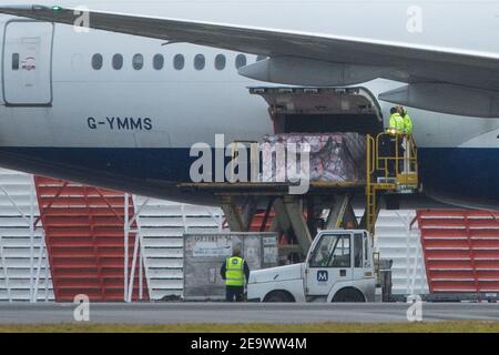 Glasgow, Schottland, Großbritannien. Februar 2021, 6th. Im Bild: Ein spezieller Frachtflug: Eine British Airways Boeing 777-236ER (reg G-YMMS), die gestern Abend mit PSA aus Bangkok Flt Nr. BA3580 nach Glasgow kam und nun vor dem Abflug nach London Heathrow wieder mit mehr Fracht verladen wird. Ein seltener Anblick am Flughafen Glasgow, vor allem aber während der Pandemie des Coronavirus (COVID19), bei der die Passagierzahlen dramatisch gesunken sind und eine Reihe von Fluggesellschaften entweder pleite gegangen sind oder eine kurze Pause machen, um Geld zu sparen. Quelle: Colin Fisher/Alamy Live News Stockfoto