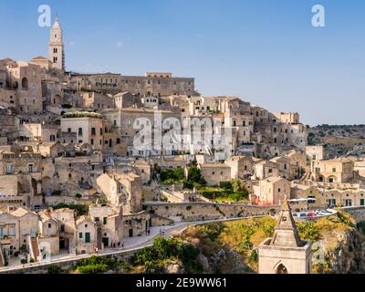 Panoramablick auf Sasso Caveoso und seine charakteristischen Höhlenwohnungen in der antiken Stadt Matera, Region Basilicata, Süditalien Stockfoto