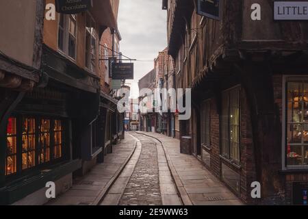 York, England - Februar 25 2018: Die Shambles in der Altstadt York, mit traditionellen mittelalterlichen Holzrahmen überhängenden Gebäuden, ist ein beliebter Tourist Stockfoto