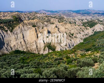 Landschaftlich reizvolle Sicht auf Aliano Badlands (Calanchi), Mondlandschaft aus Tonskulpturen, die vom Regenwasser erodiert werden, Region Basilicata, Süditalien Stockfoto