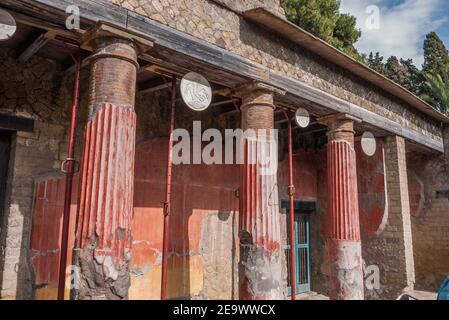 Herculaneum Ruinen, alte römische Fischerstadt begraben durch den Ausbruch des Vesuv in AD 79, begraben unter vulkanischer Asche & erhalten fast intakt. Stockfoto