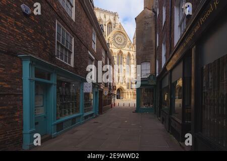 York, England - Februar 25 2018: Morgen goldenes Licht auf der historischen Altstadt von York entlang Minster Gates Blick auf York Minster Cathedral. Stockfoto