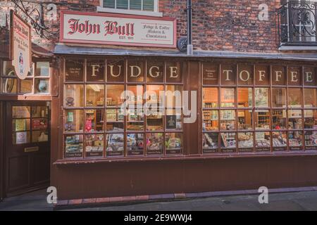 York, England - Februar 24 2018: Die historische John Bull Konditorei auf Minster Gates in der Altstadt York, North Yorkshire, England. Stockfoto