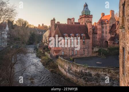 Blick über das Wasser von Leith durch die Altstadt von Dean Village und Well Court in Edinburgh, Schottland an einem klaren Winternachmittag. Stockfoto