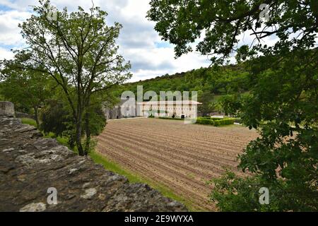 Panoramablick auf die Abtei Sénanque und ihre Umgebung, eine Zisterziensergemeinde in der Nähe des historischen Dorfes Gordes in Vaucluse Provence Frankreich. Stockfoto