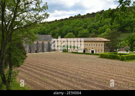 Panoramablick auf die Abtei Sénanque und ihre Umgebung, eine Zisterziensergemeinde in der Nähe des historischen Dorfes Gordes in Vaucluse Provence Frankreich. Stockfoto