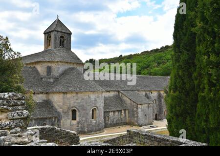 Panoramablick auf die Abtei Sénanque und ihre Umgebung, eine Zisterziensergemeinde in der Nähe des historischen Dorfes Gordes in Vaucluse Provence Frankreich. Stockfoto