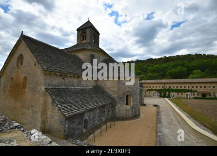 Panoramablick auf die Abtei Sénanque und ihre Umgebung, eine Zisterziensergemeinde in der Nähe des historischen Dorfes Gordes in Vaucluse Provence Frankreich. Stockfoto
