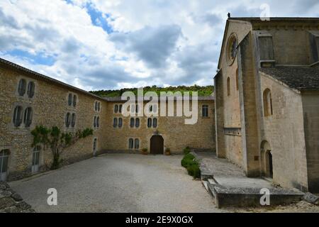 Panoramablick auf die Abtei Sénanque und ihre Umgebung, eine Zisterziensergemeinde in der Nähe des historischen Dorfes Gordes in Vaucluse Provence Frankreich. Stockfoto