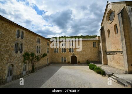 Panoramablick auf die Abtei Sénanque und ihre Umgebung, eine Zisterziensergemeinde in der Nähe des historischen Dorfes Gordes in Vaucluse Provence Frankreich. Stockfoto