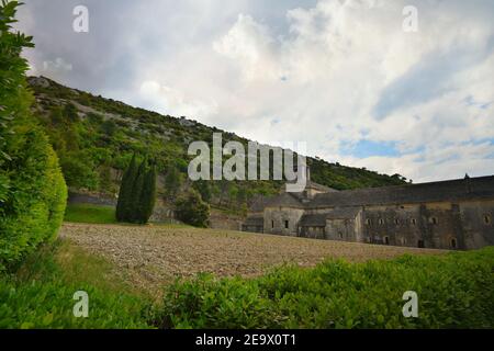 Panoramablick auf die Abtei Sénanque und ihre Umgebung, eine Zisterziensergemeinde in der Nähe des historischen Dorfes Gordes in Vaucluse Provence Frankreich. Stockfoto