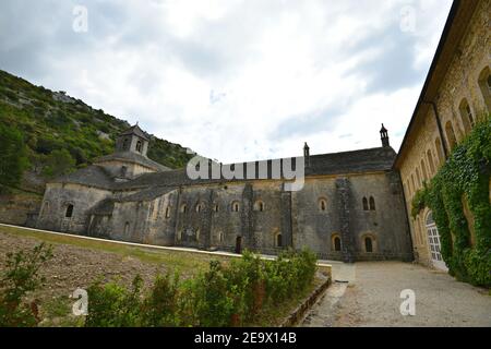 Panoramablick auf die Abtei Sénanque und ihre Umgebung, eine Zisterziensergemeinde in der Nähe des historischen Dorfes Gordes in Vaucluse Provence Frankreich. Stockfoto