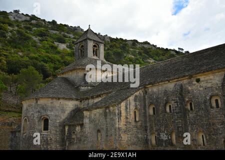 Panoramablick auf die Abtei Sénanque und ihre Umgebung, eine Zisterziensergemeinde in der Nähe des historischen Dorfes Gordes in Vaucluse Provence Frankreich. Stockfoto