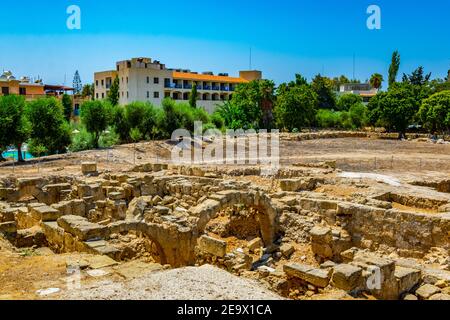 Agia Kyriaki Chrysopolitissa Kirche mit Ruinen einer alten Kirche, Paphos, Zypern umgeben Stockfoto