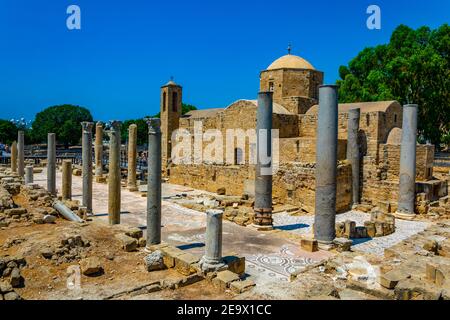 Agia Kyriaki Chrysopolitissa Kirche mit Ruinen einer alten Kirche, Paphos, Zypern umgeben Stockfoto